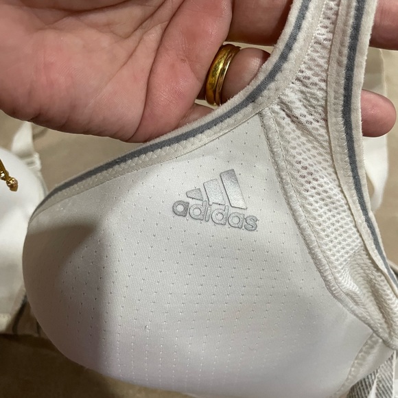 💙4️⃣0️⃣0️⃣💙Adidas sports bra. Pre loved 🥰 size 85C (38C) condition 10/10 - Picture 2 of 8
